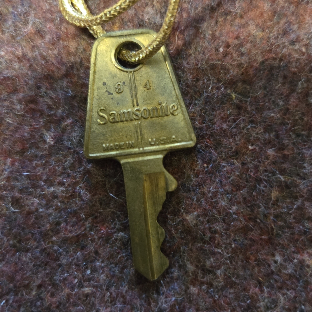 Brass Samsonite 94 Key - Picture 2 of 2